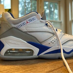 NWOT White Air Jordan - Point Lane “true blue” - Airmax - Size 9